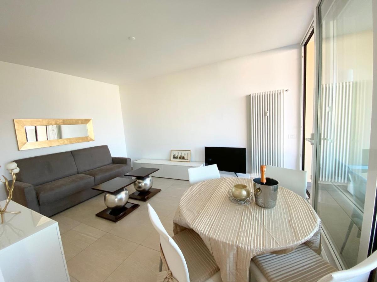 Appartamento Palazzo Di Vetro Луино Экстерьер фото