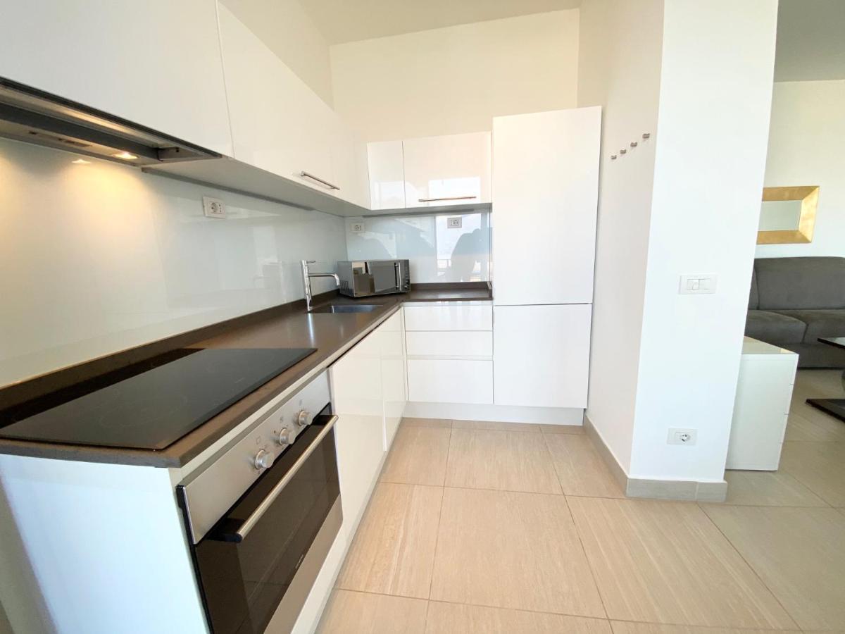 Appartamento Palazzo Di Vetro Луино Экстерьер фото